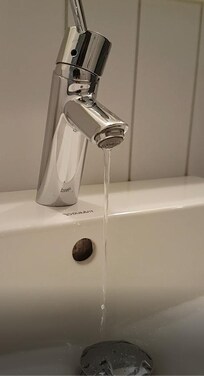 Wasserleistung ging von nichts bis etwas sowie von warm bis kalt, wenn man zu Hauptzeiten duschen wollte.