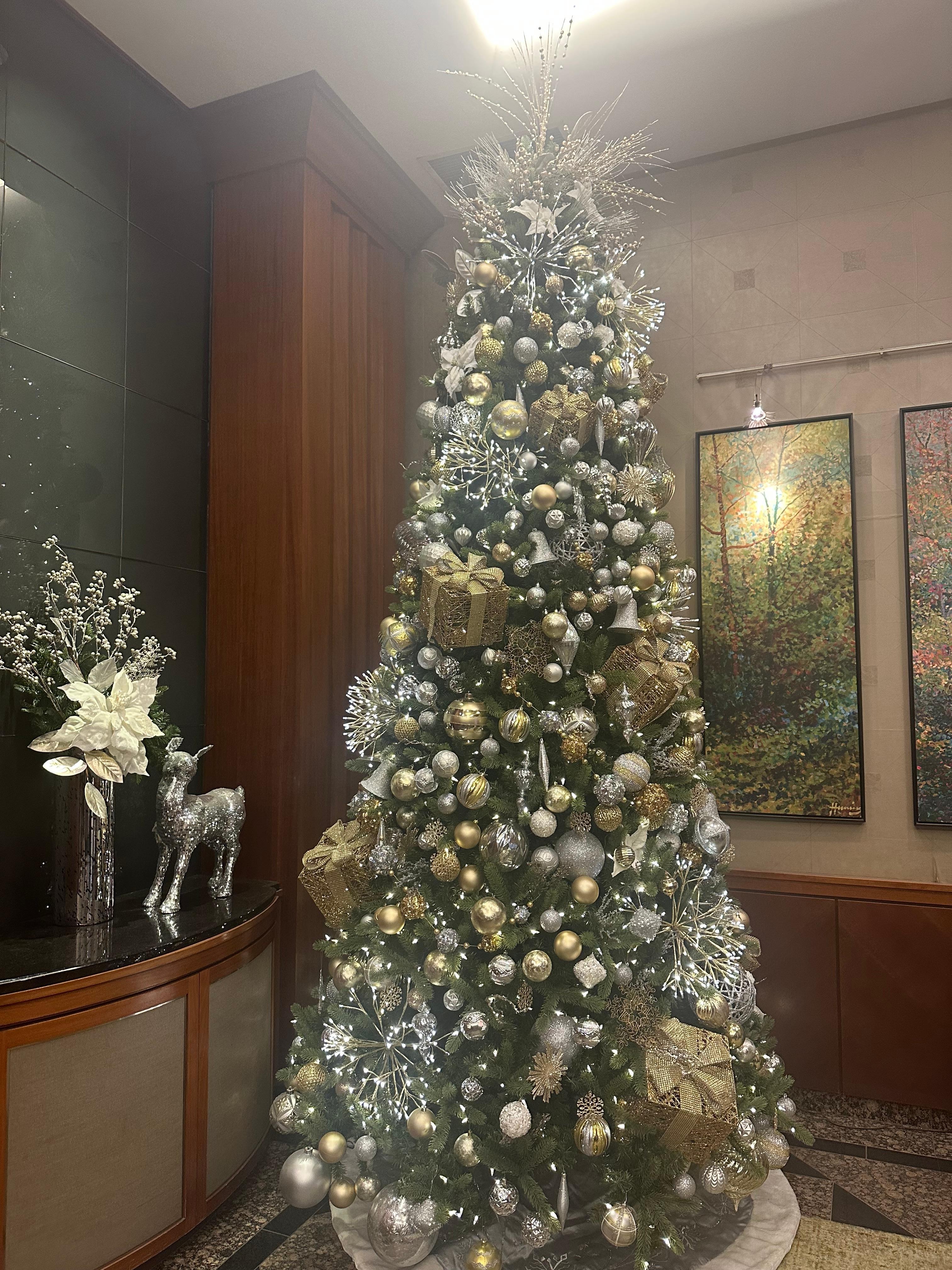 Lobby Christmas Tree