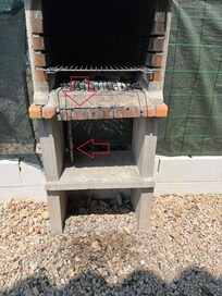 Barbecue Platte gebrochen. Hält nur mit einem Stock