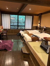 広いし、足の悪い母にはベッドは必須でした。良かったです