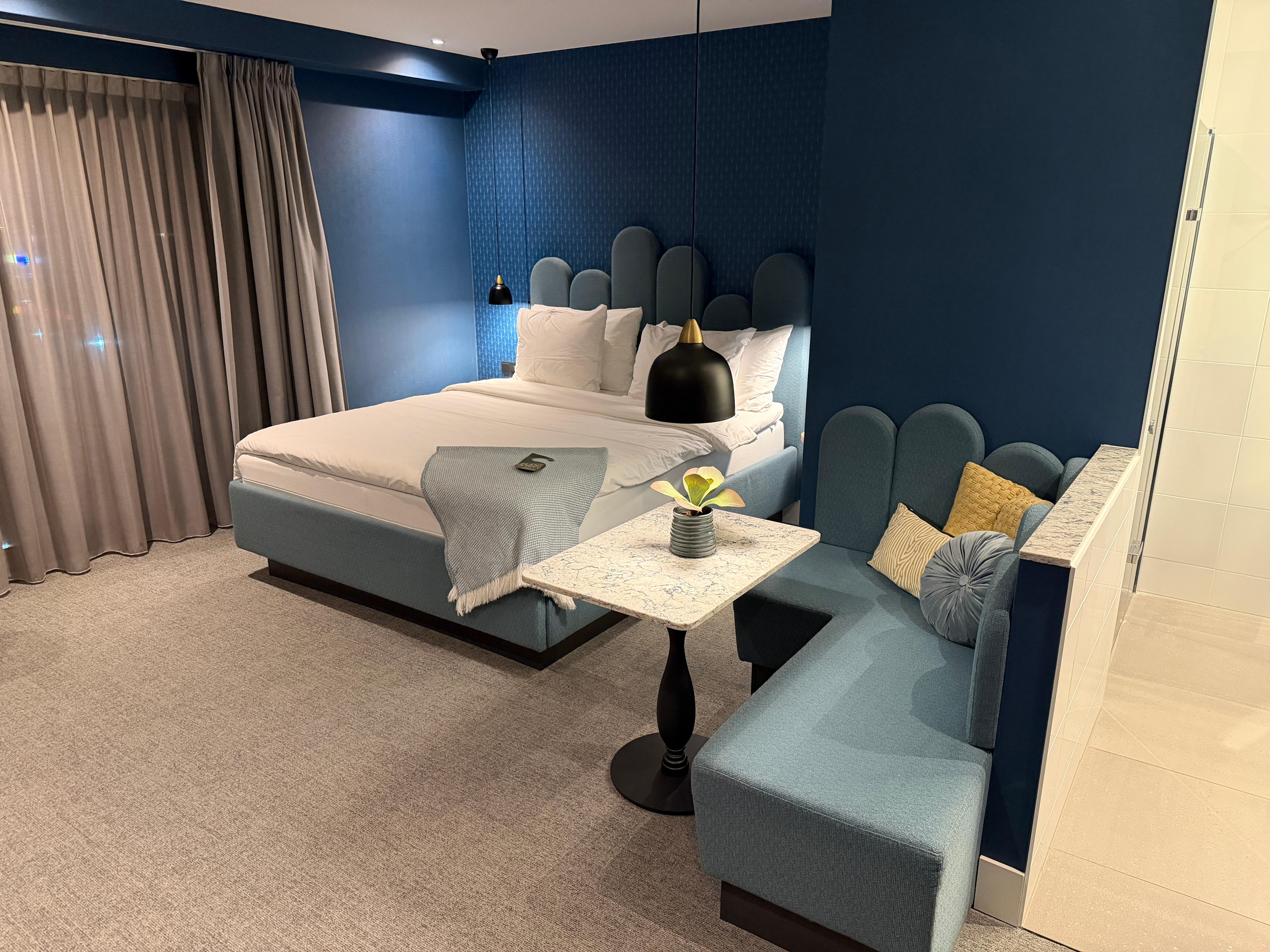 Chambre et coin canapé