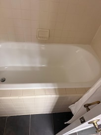 The tub is uncomfortable to sit in