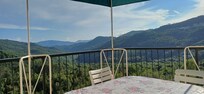 Fijn balkon met tafel en stoelen