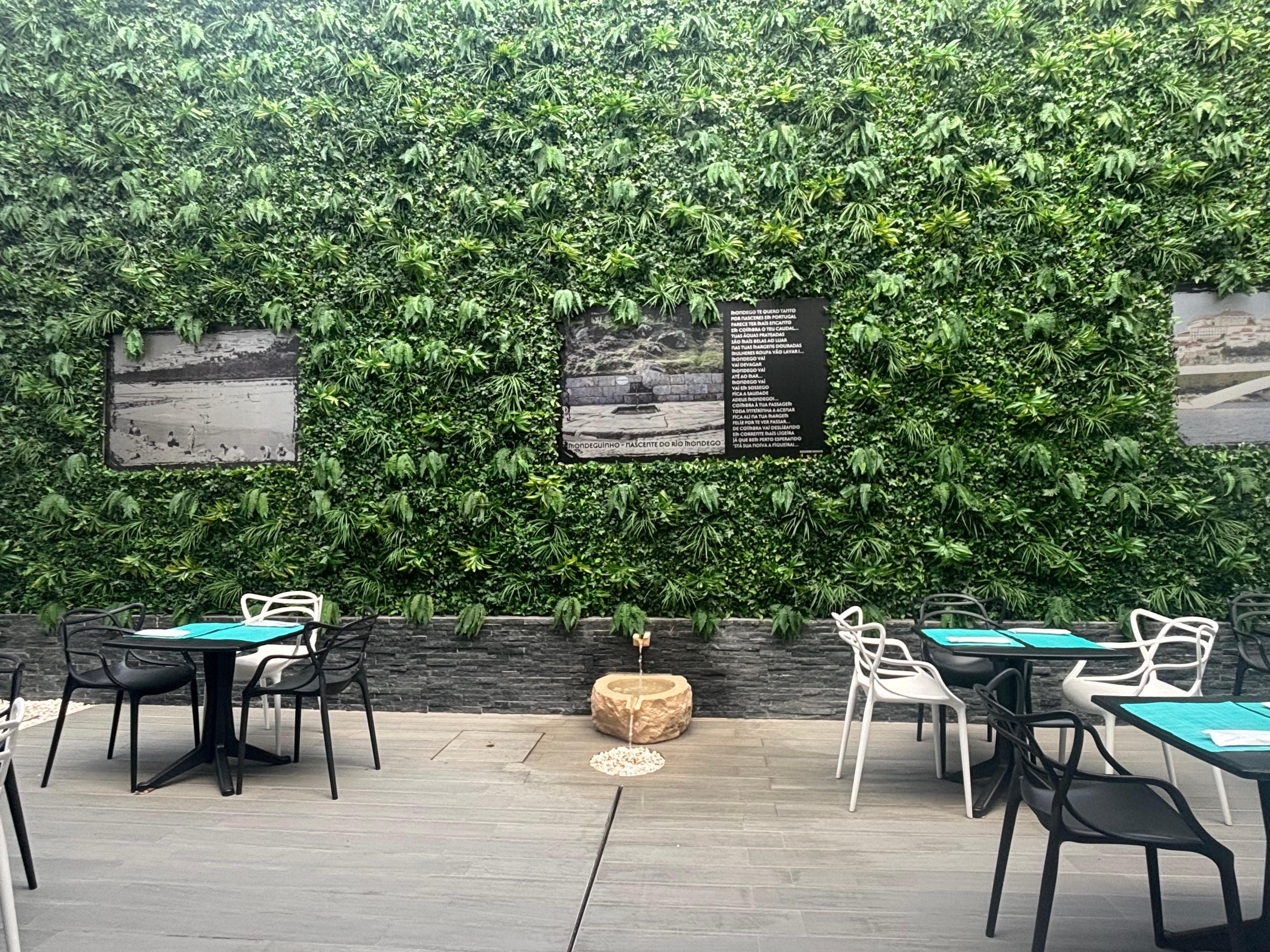 The breakfast outdoor terrace with fountain