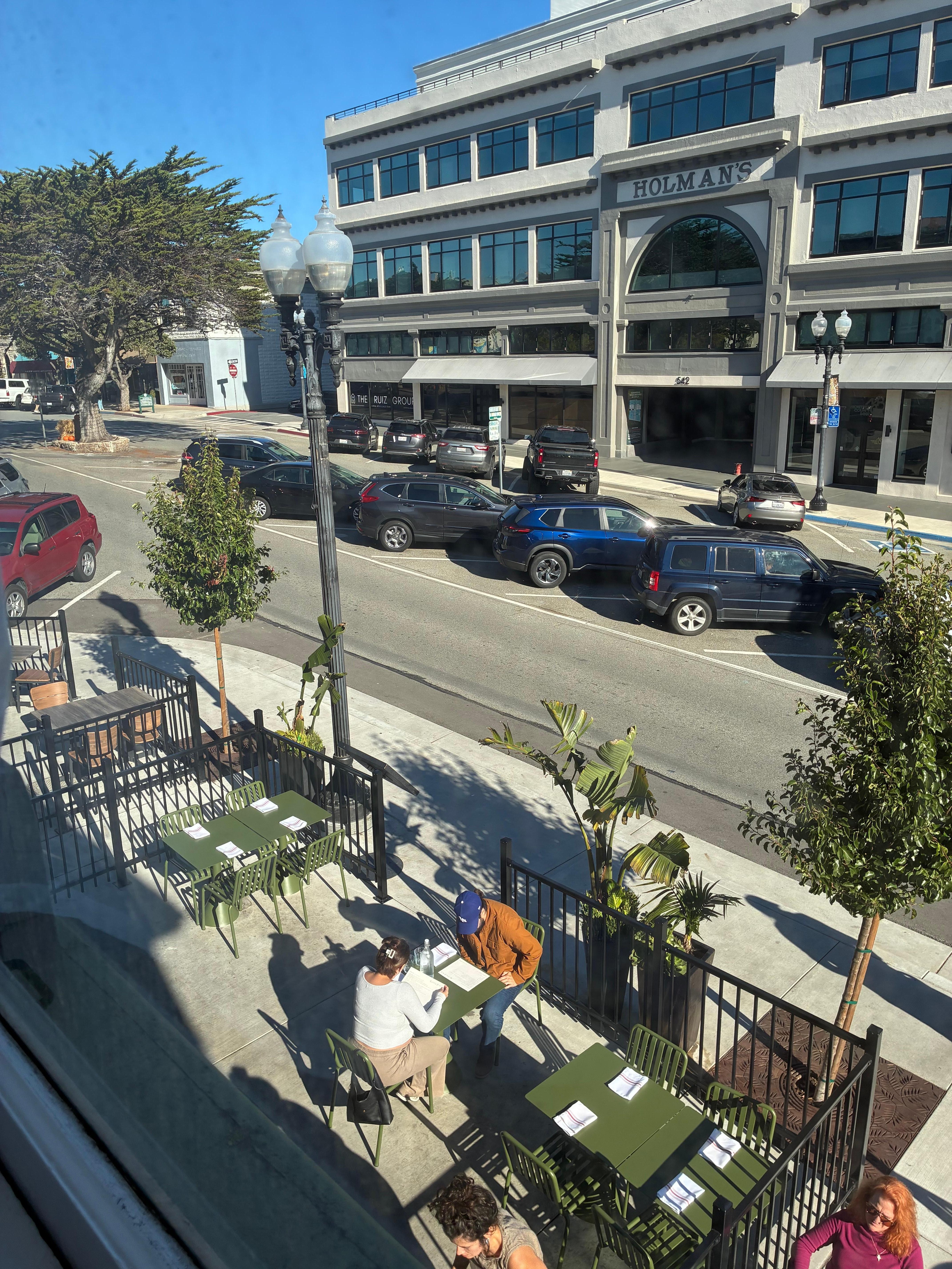 Restaurants right down stairs!
