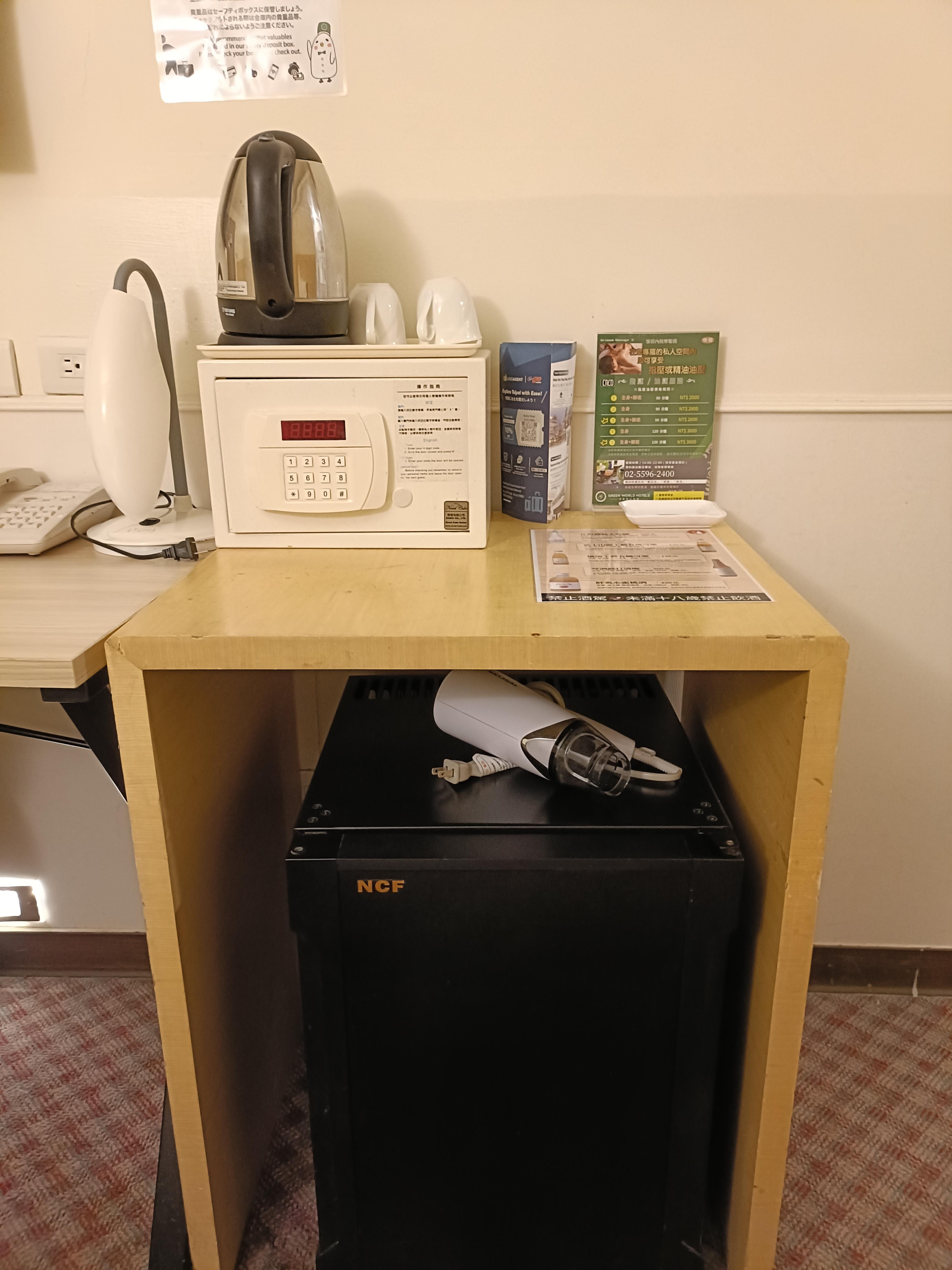 冷蔵庫は小さめです。
コンセントはAタイプでデスクの所にありました。