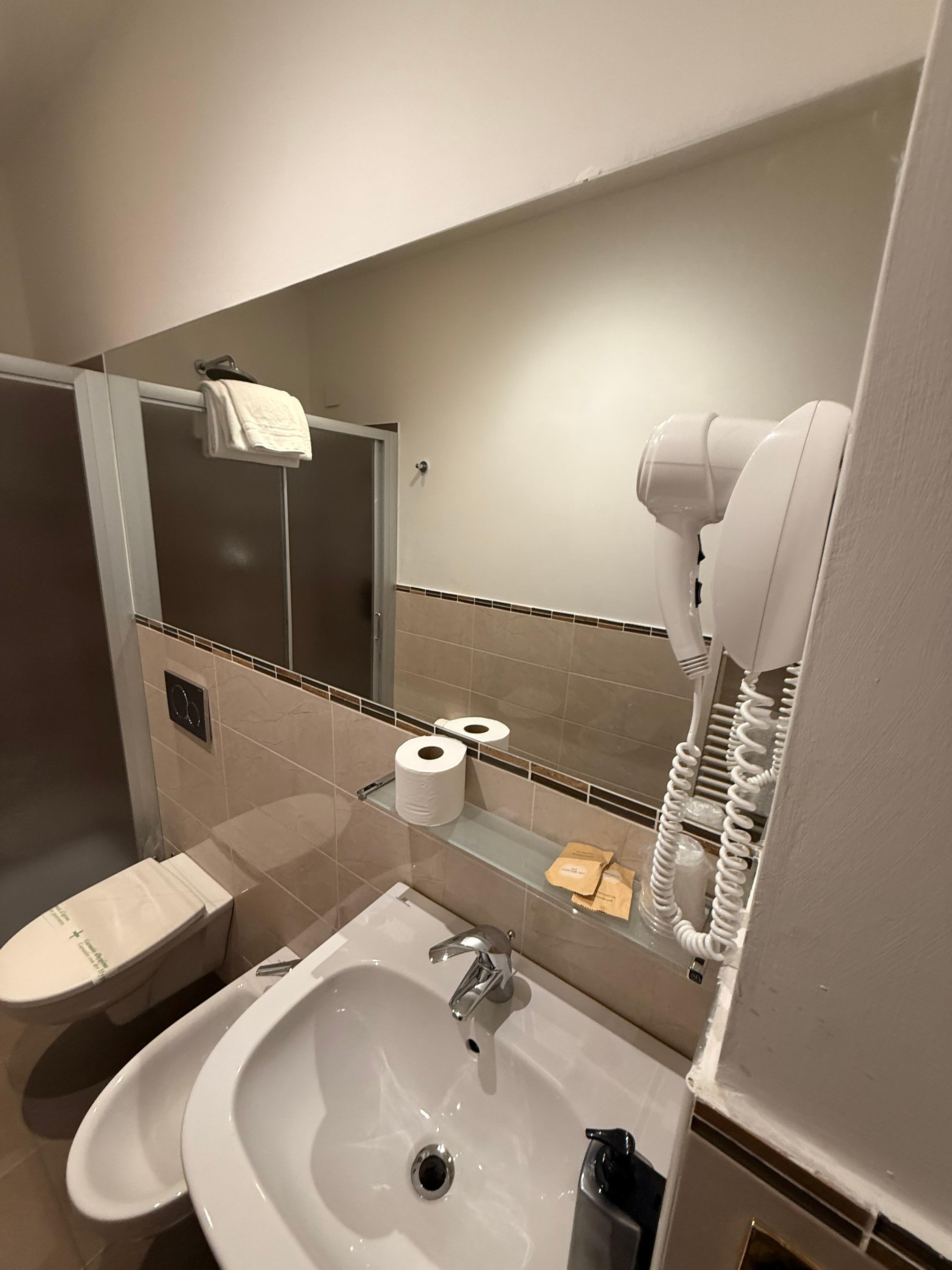 Banheiro bom, secador de cabelo eficiente