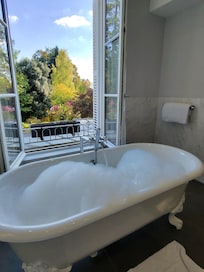 Prendre son bain avec en arrière plan le parc😉