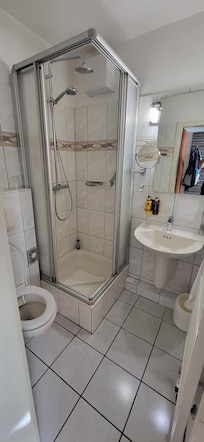 Das Badezimmer, klein aber völlig ausreichend. Eine barrierefreie Dusche wäre allerdings schöner.