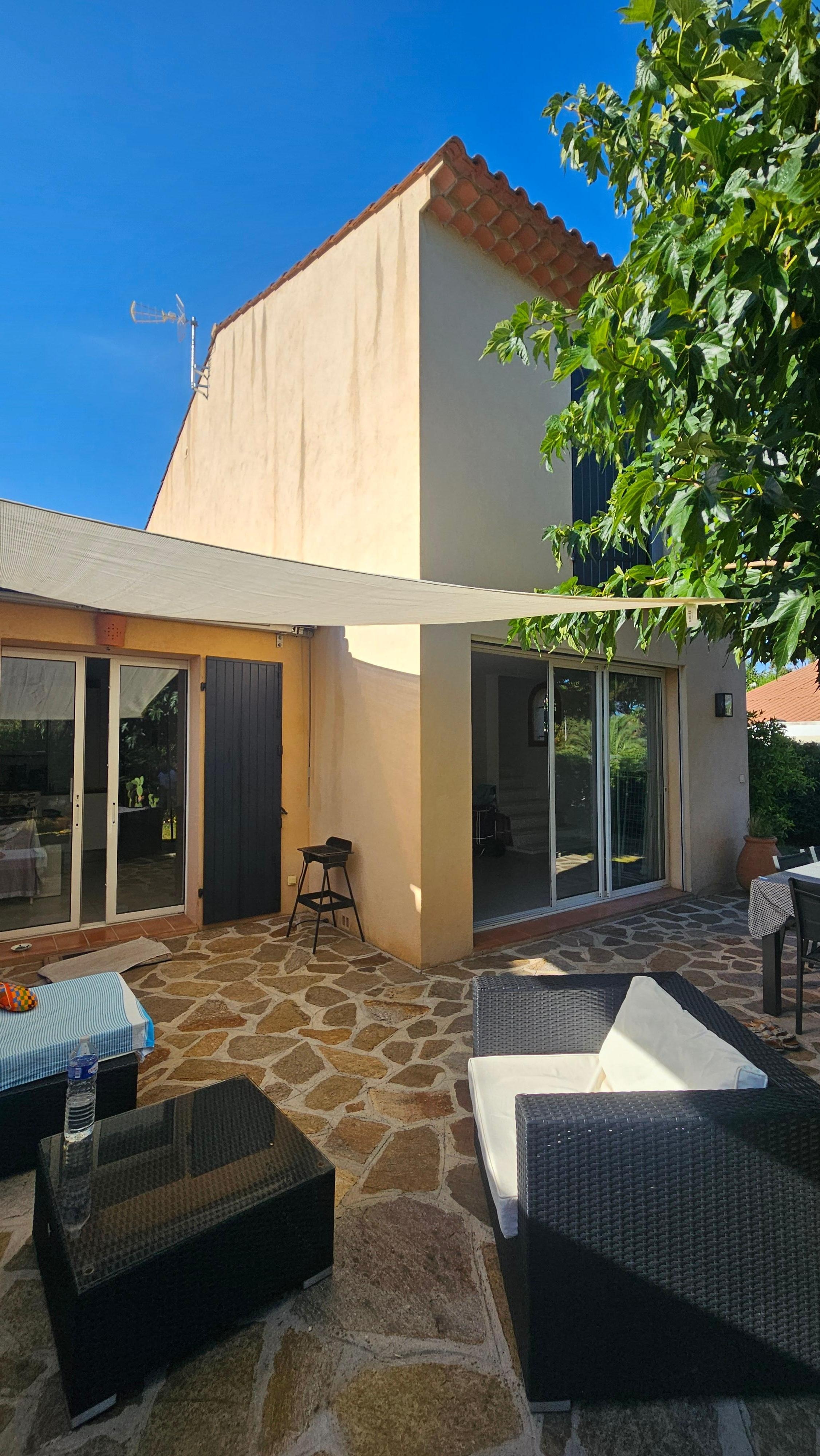 Schöne Sitzgruppe und ein großer Baum der Schatten spendet.