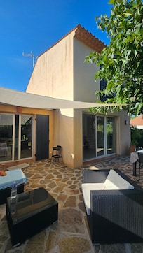 Schöne Sitzgruppe und ein großer Baum der Schatten spendet.