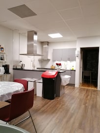 Fräscht kök, bra med utrymme. Kaffe/tea finns (gratis) alltid så man kan åtnjuta sig några koppar. :)