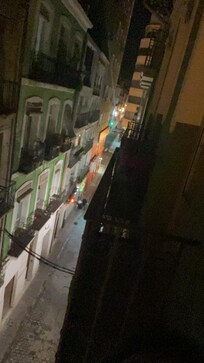 Udsigt fra altanen mod kirken om aftenen