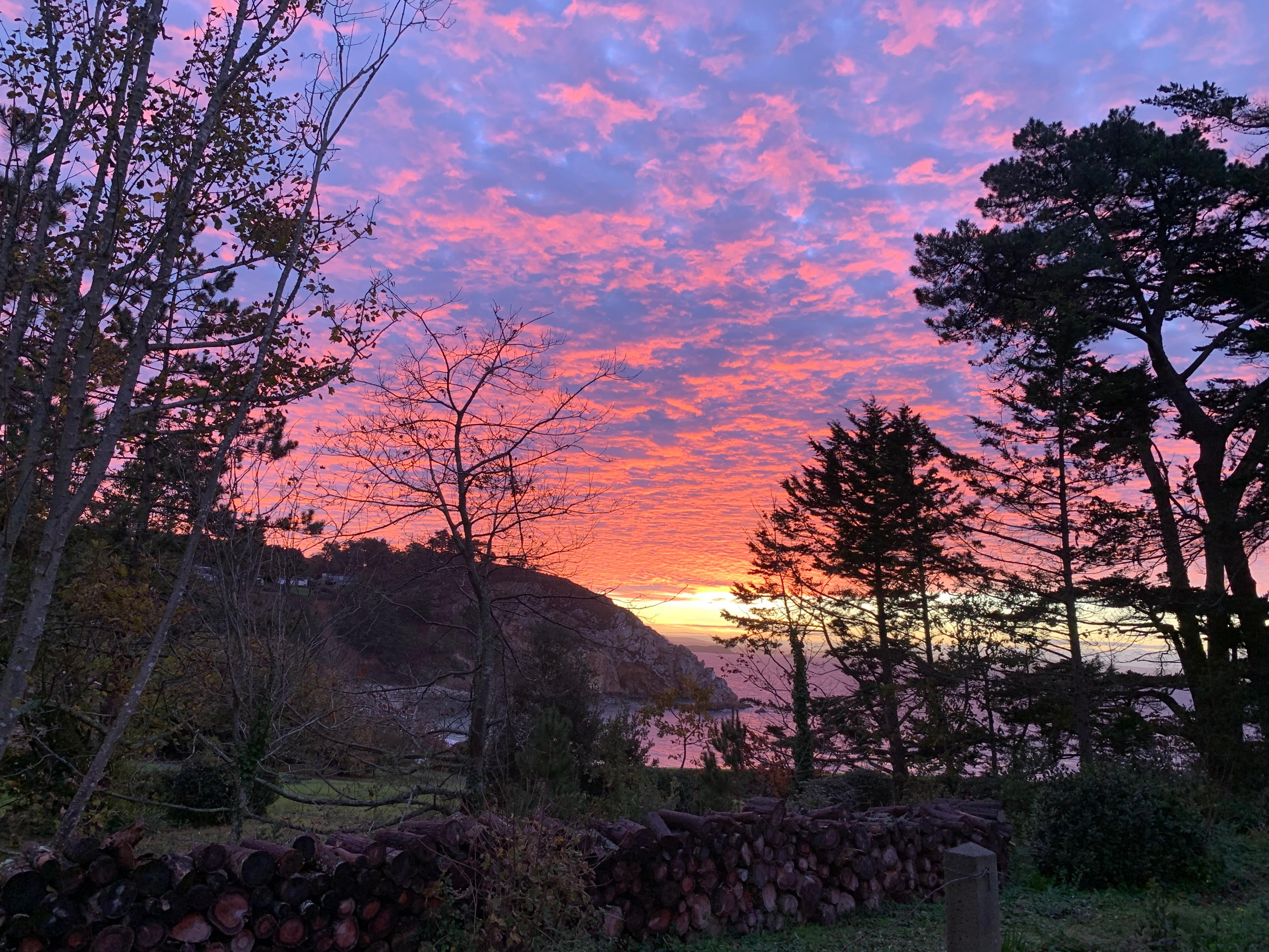 Vue de la barrière du jardin et aperçu identique d’une des chambre 