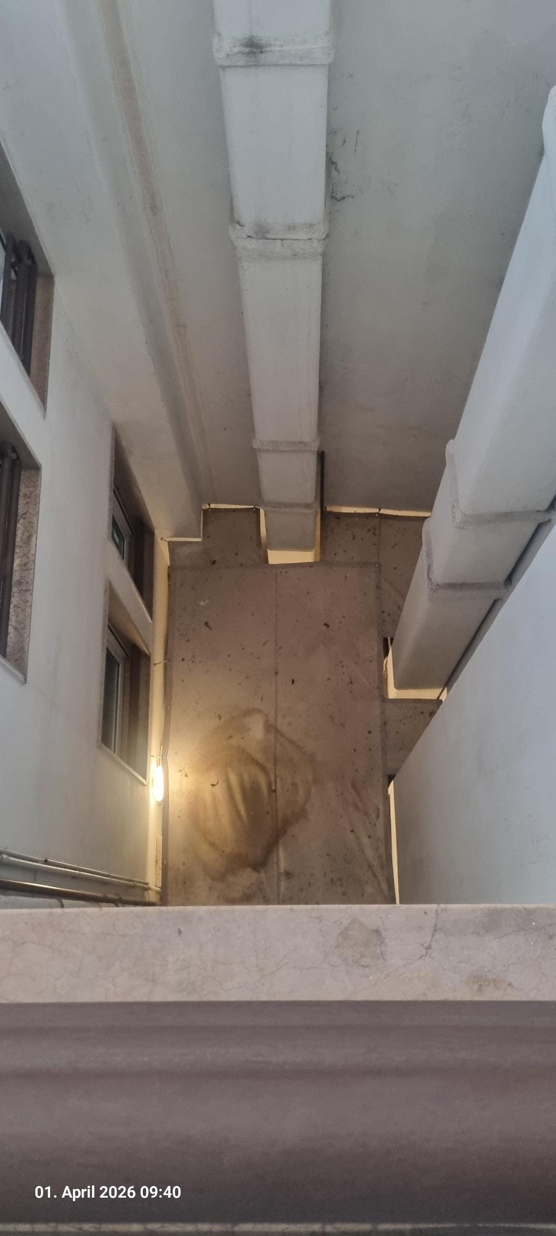 Der Schacht von oben gesehen. Kein schöner Anblick