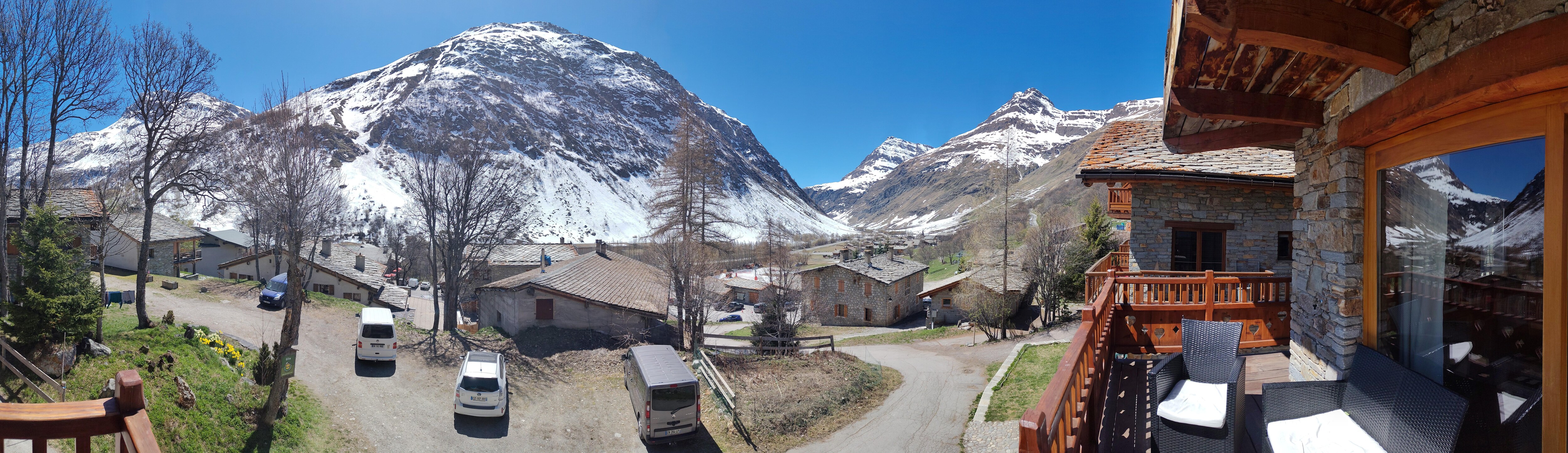 (panoramique depuis la terrasse)