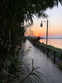 Flott promenade langs elven