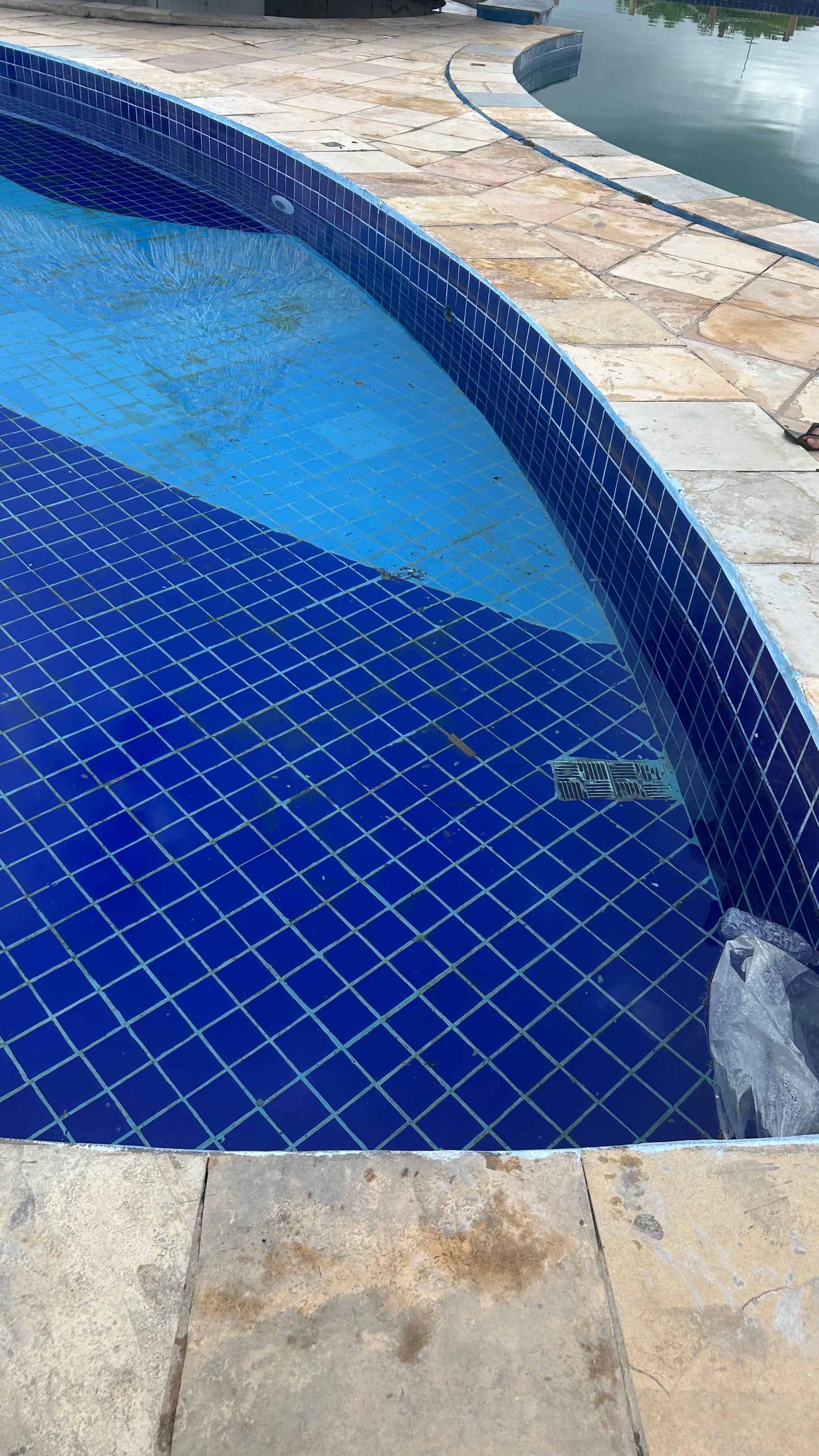 Piscina infantil na terça feira dia 20/01/26, um dia após a “manutenção” da segunda. 