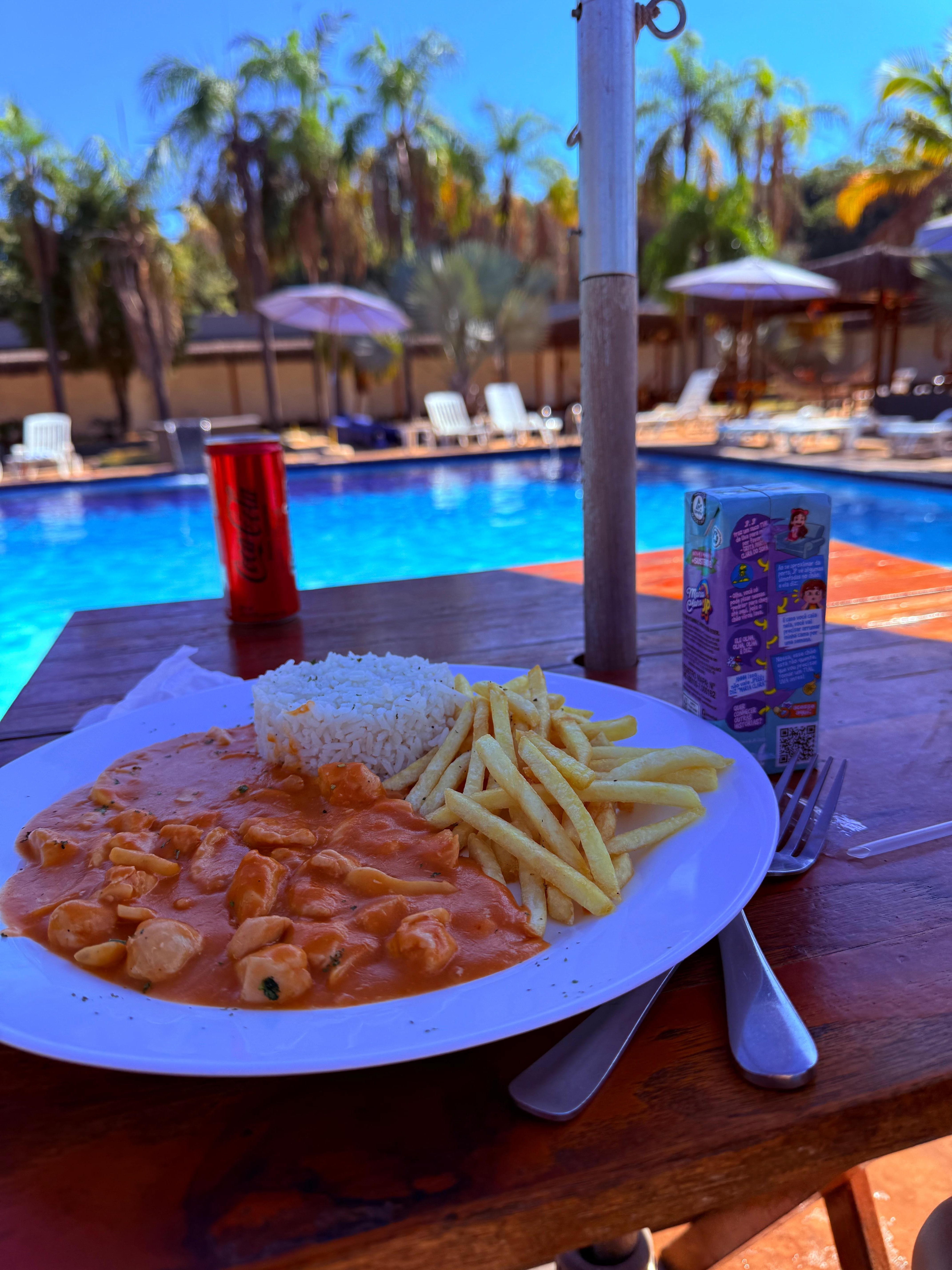 Almoçando com vista para piscina 