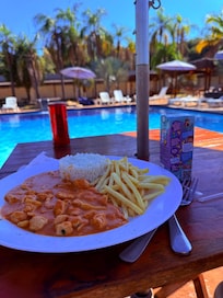 Almoçando com vista para piscina