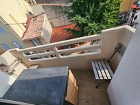 Der kleine Balkon. Mit 2 Personen aber gut nutzbar.