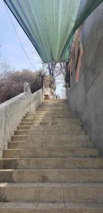 Solo se muestra la mitad de las escaleras, en la parte alta se ve una banca para hacer una pausa