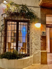 Pormenor de uma das Janelas de Entrada.