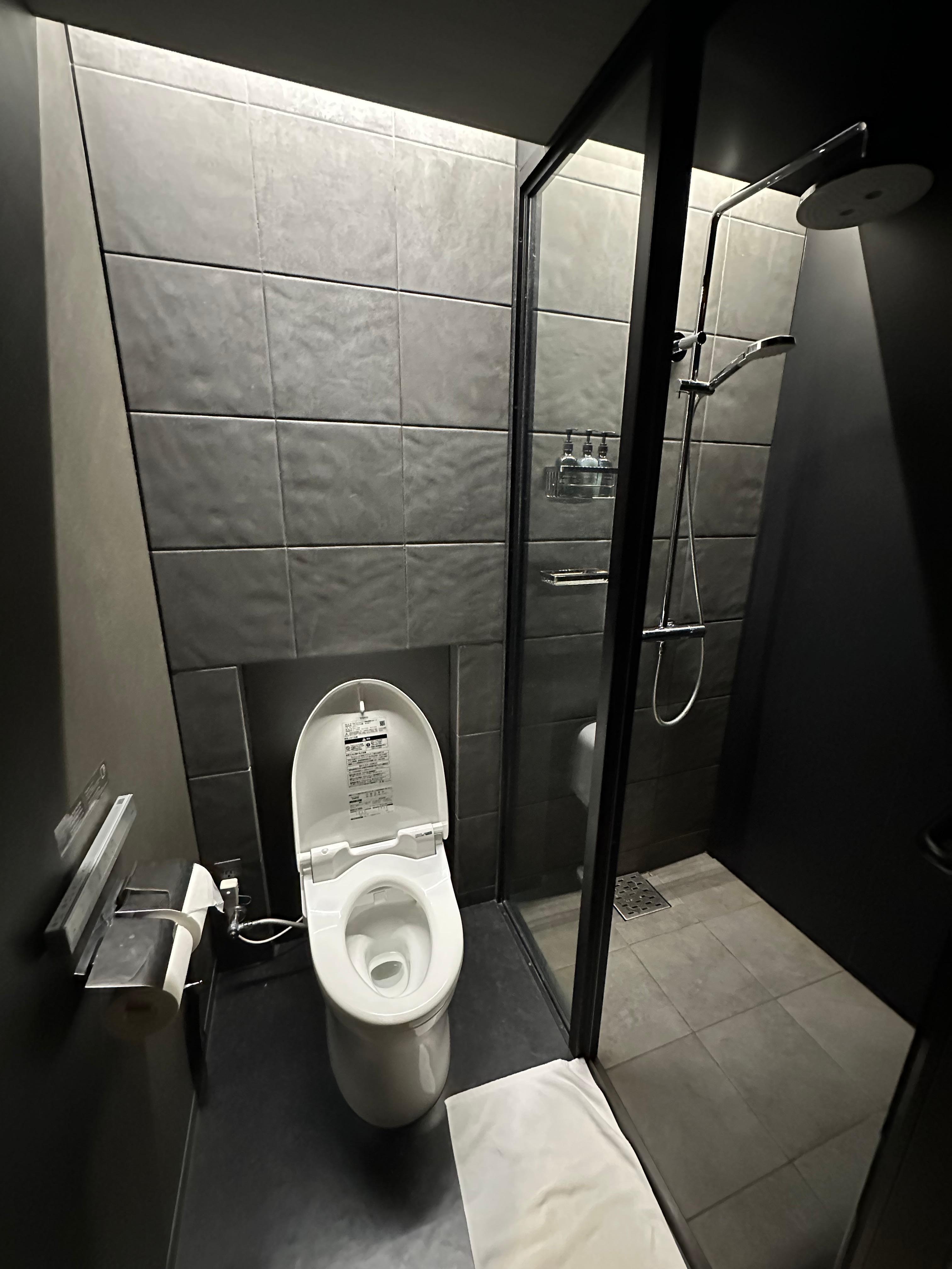 Fresht og fint bad! Vask er på utsiden.