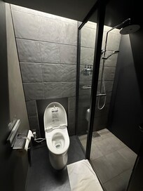 Fresht og fint bad! Vask er på utsiden.