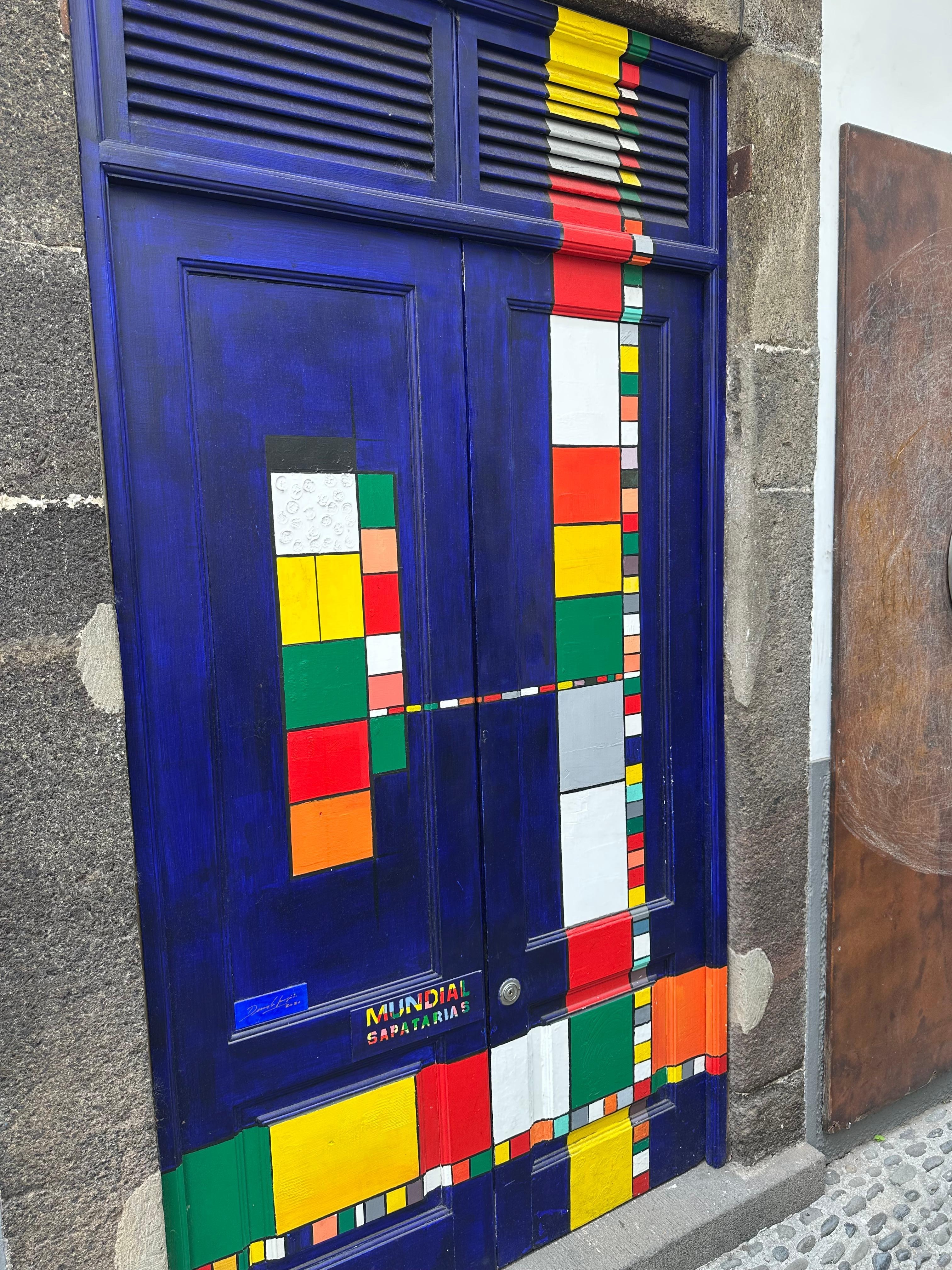 Een van de decoratieve deuren in de Rua de Santa Maria.