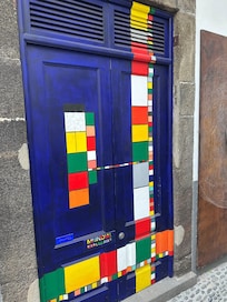 Een van de decoratieve deuren in de Rua de Santa Maria.