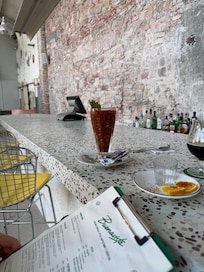 Cóctel de camarón en la alberca