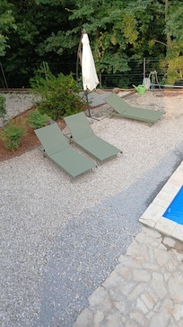 Liegen am Pool