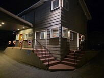 Accueil de l'hôtel, porte à gauche