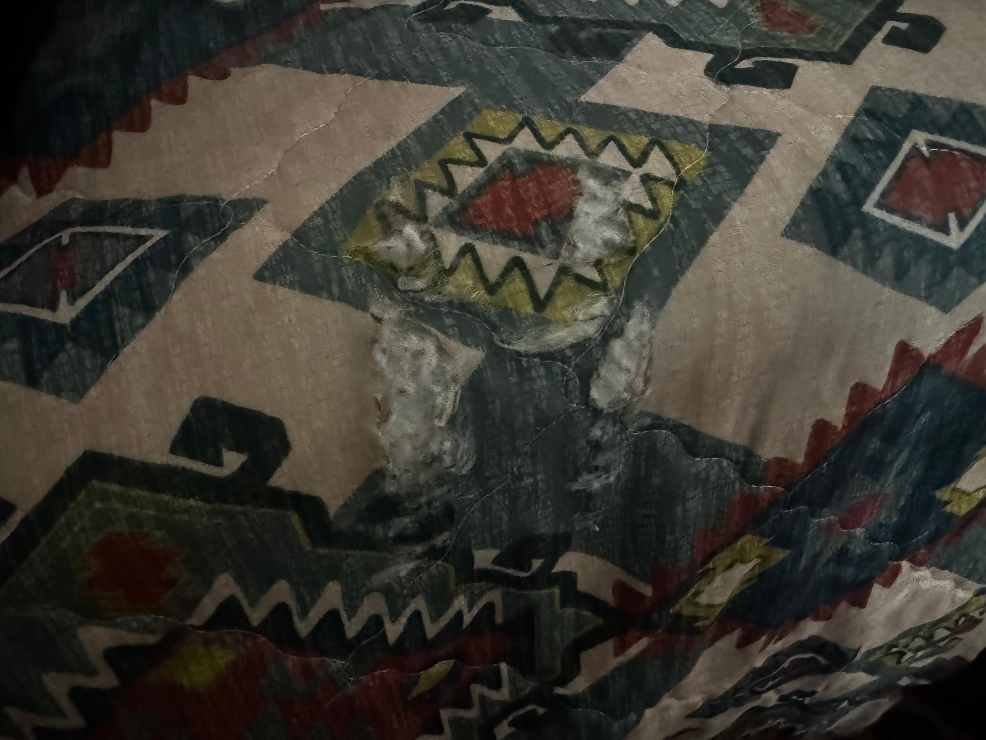 Toda rota la cobija y con mal olor 