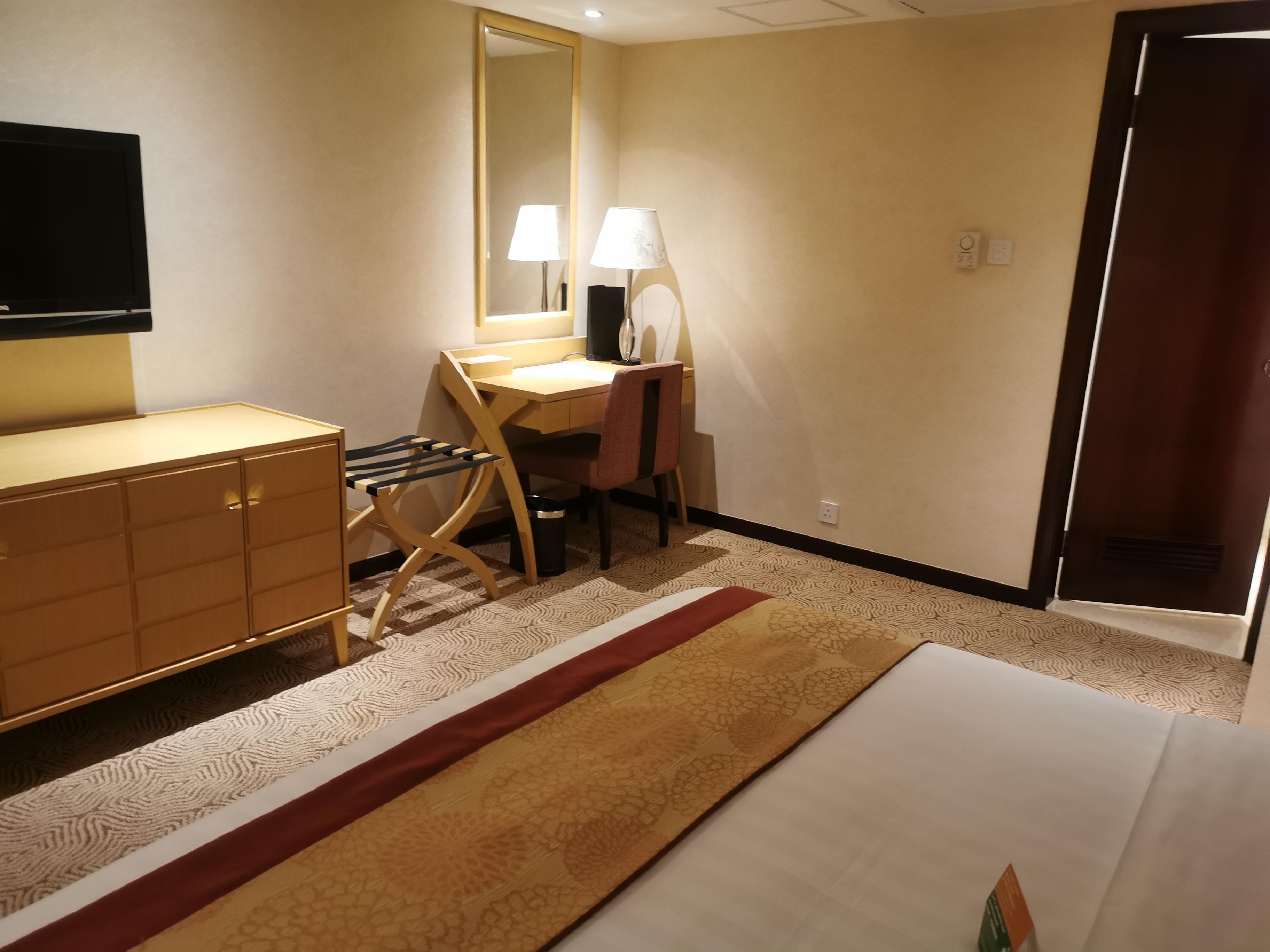 事前情報では有線LANがあるという情報でしたが、私が泊まった部屋にはありませんでした。また、無料貸出のスマホもありませんでした。