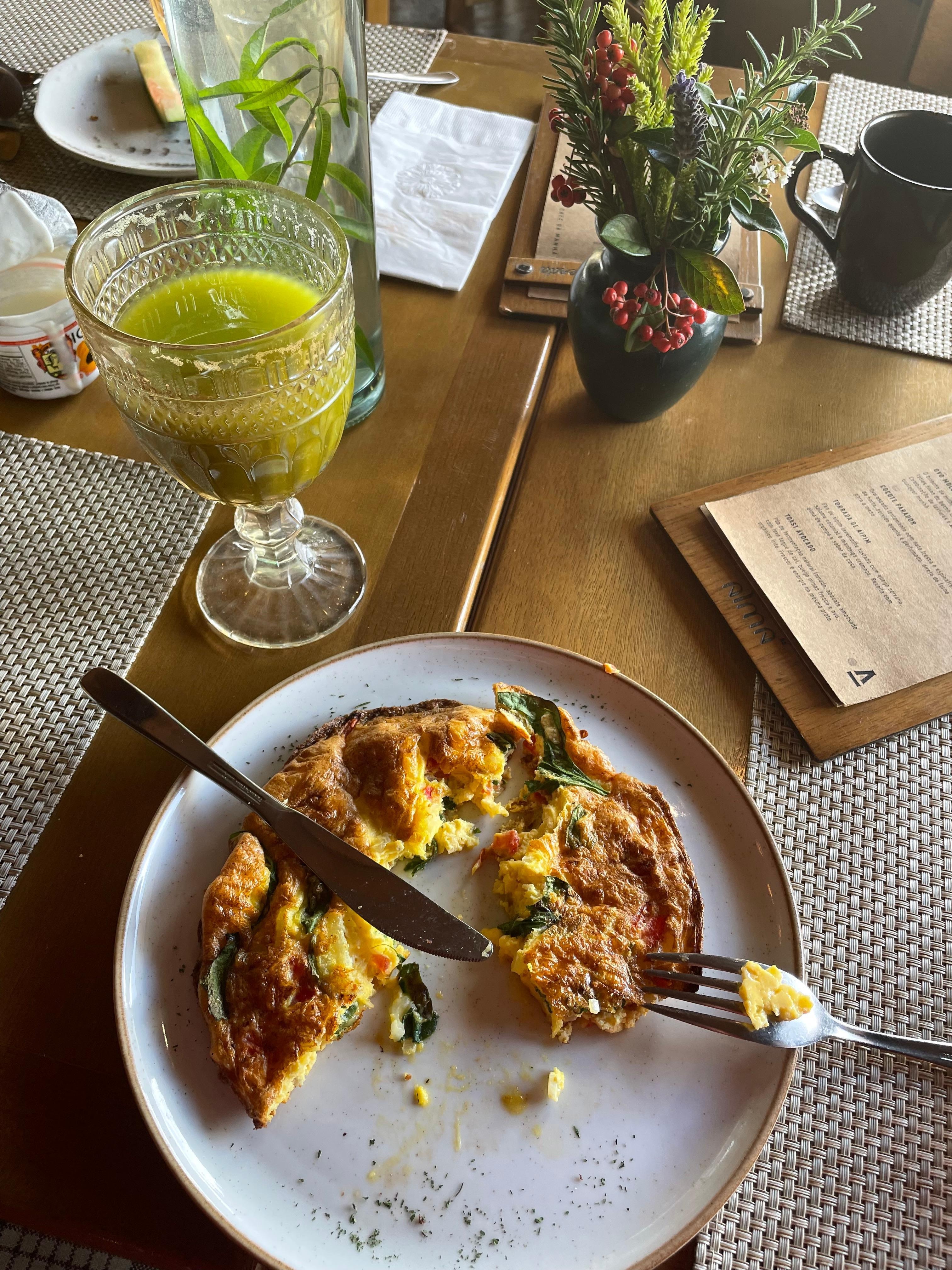 Cardápio a la carte no café tudo feito na hora e servido na mesa além do buffet.