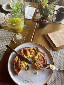 Cardápio a la carte no café tudo feito na hora e servido na mesa além do buffet.