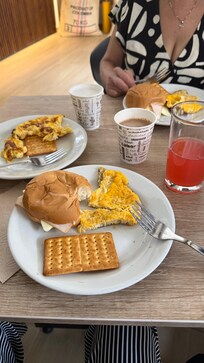 Delicioso desayuno y café ilimitado ✨