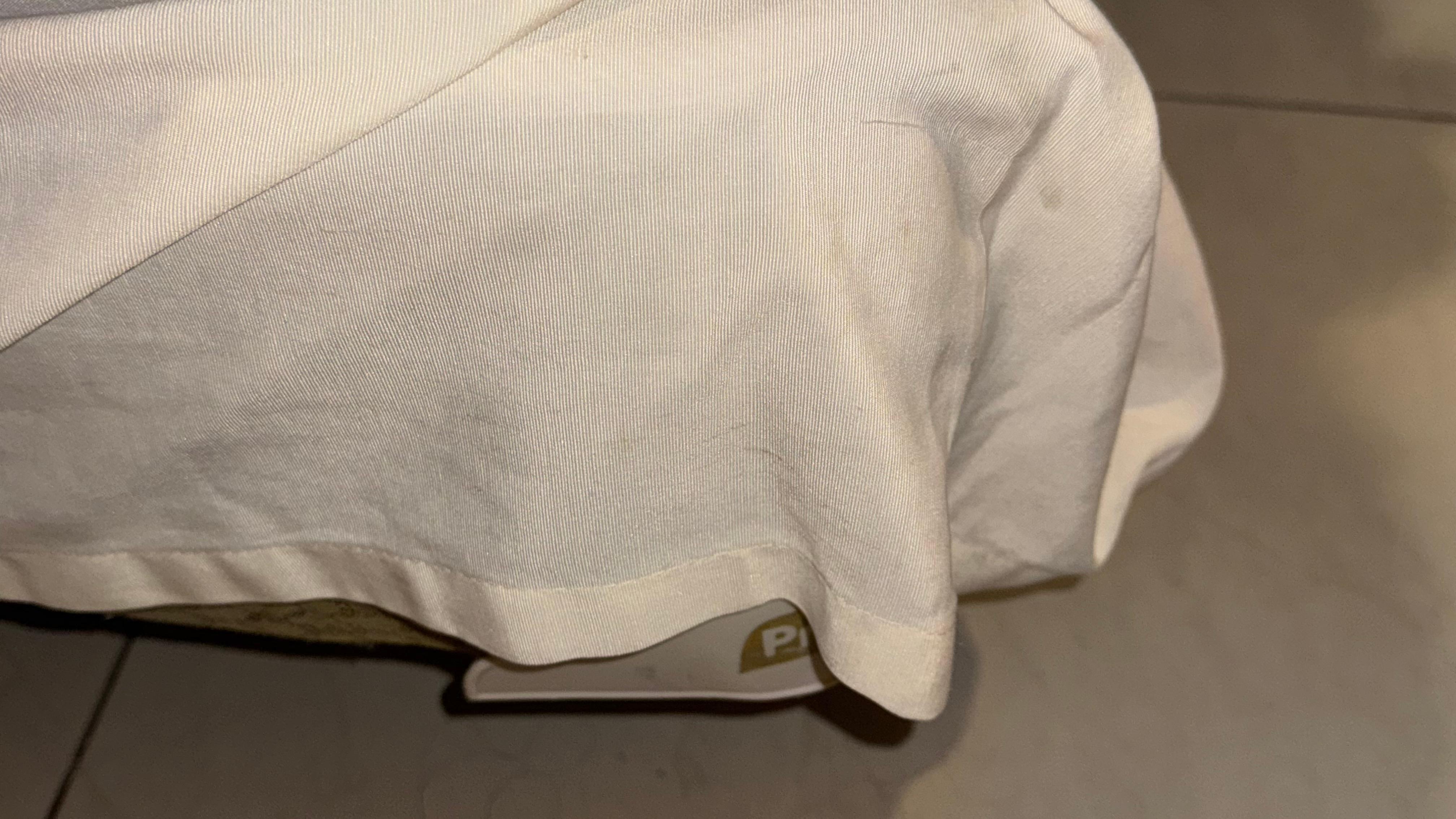 Copri materasso macchiato e annerito.