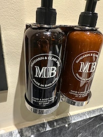 Su selecciĂłn de shampoos y cremas corporales MB hechos en Inglaterra estĂĄn geniales, sobre todo ese gel showe de mandarina uffff que delicia !!!