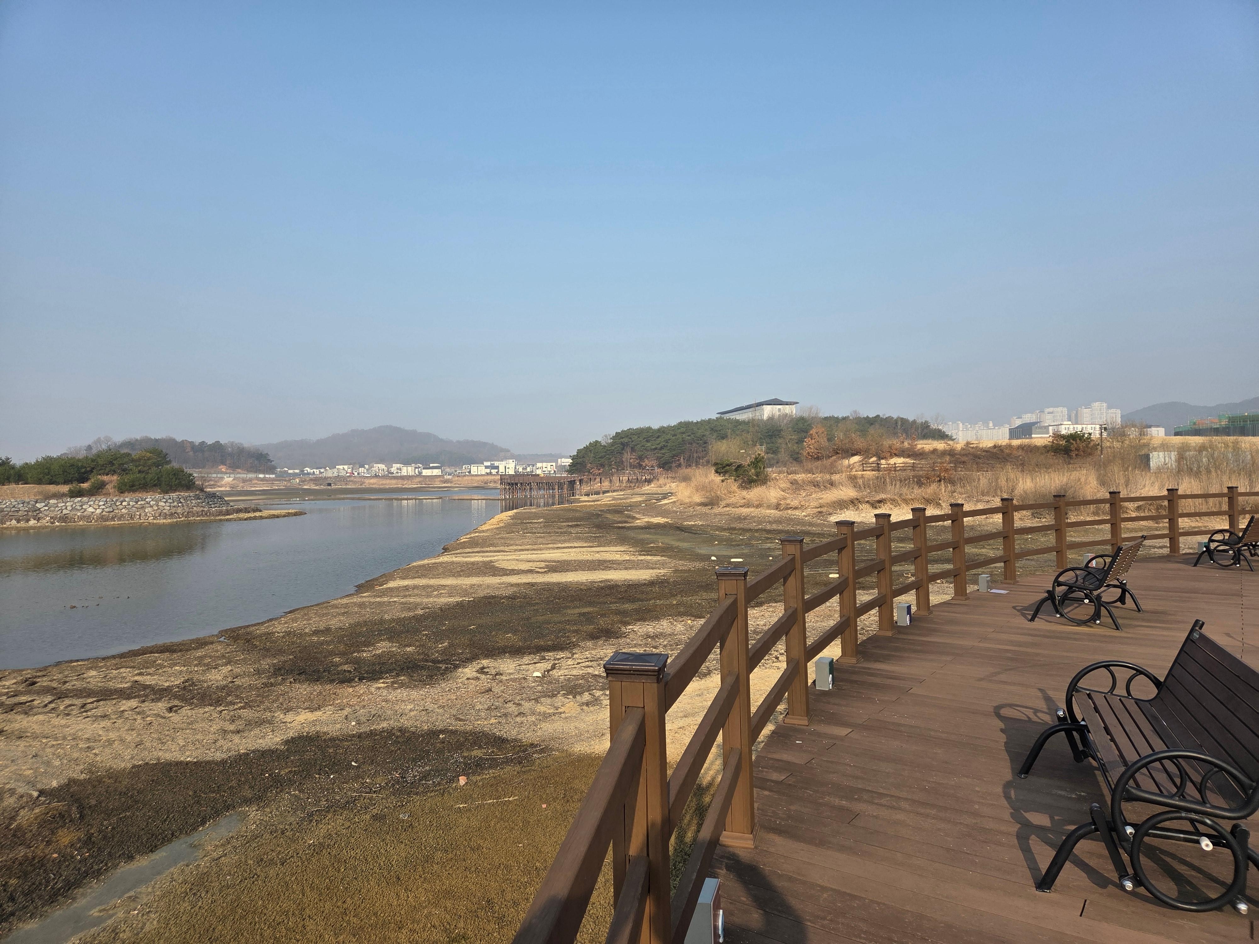 주변 호반데크입니다