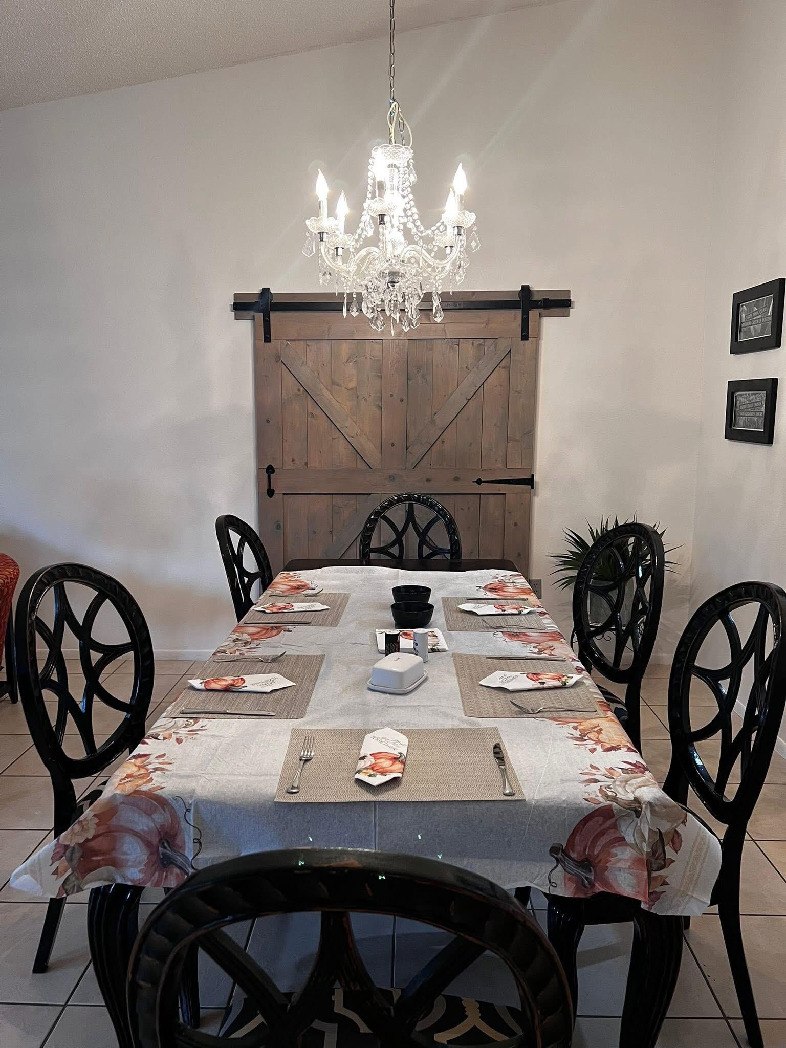 Great dining area with room for the family. 