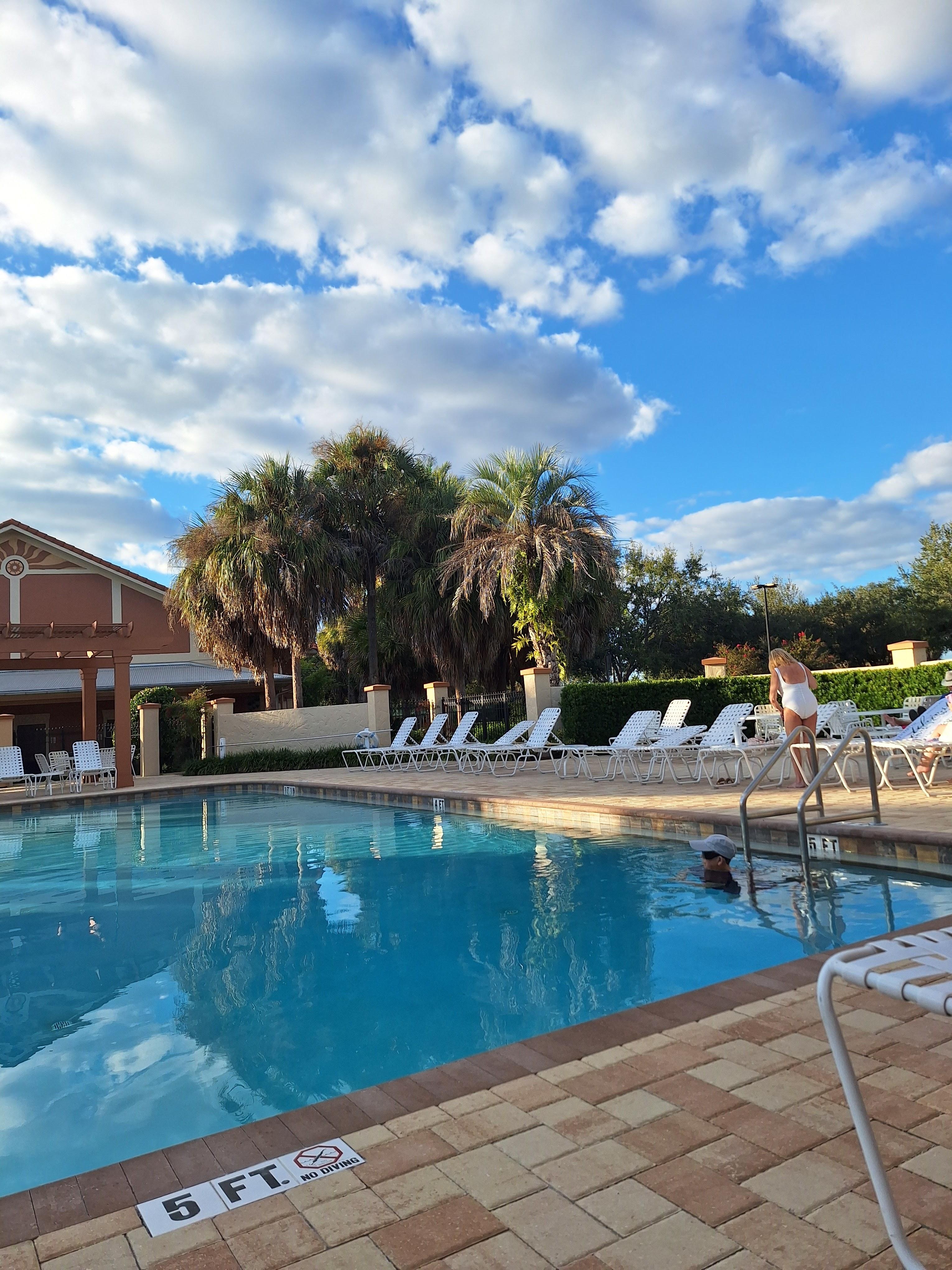 Het zwembad aan de overkant van de weg van Marquez Loop