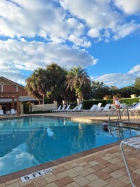 Het zwembad aan de overkant van de weg van Marquez Loop