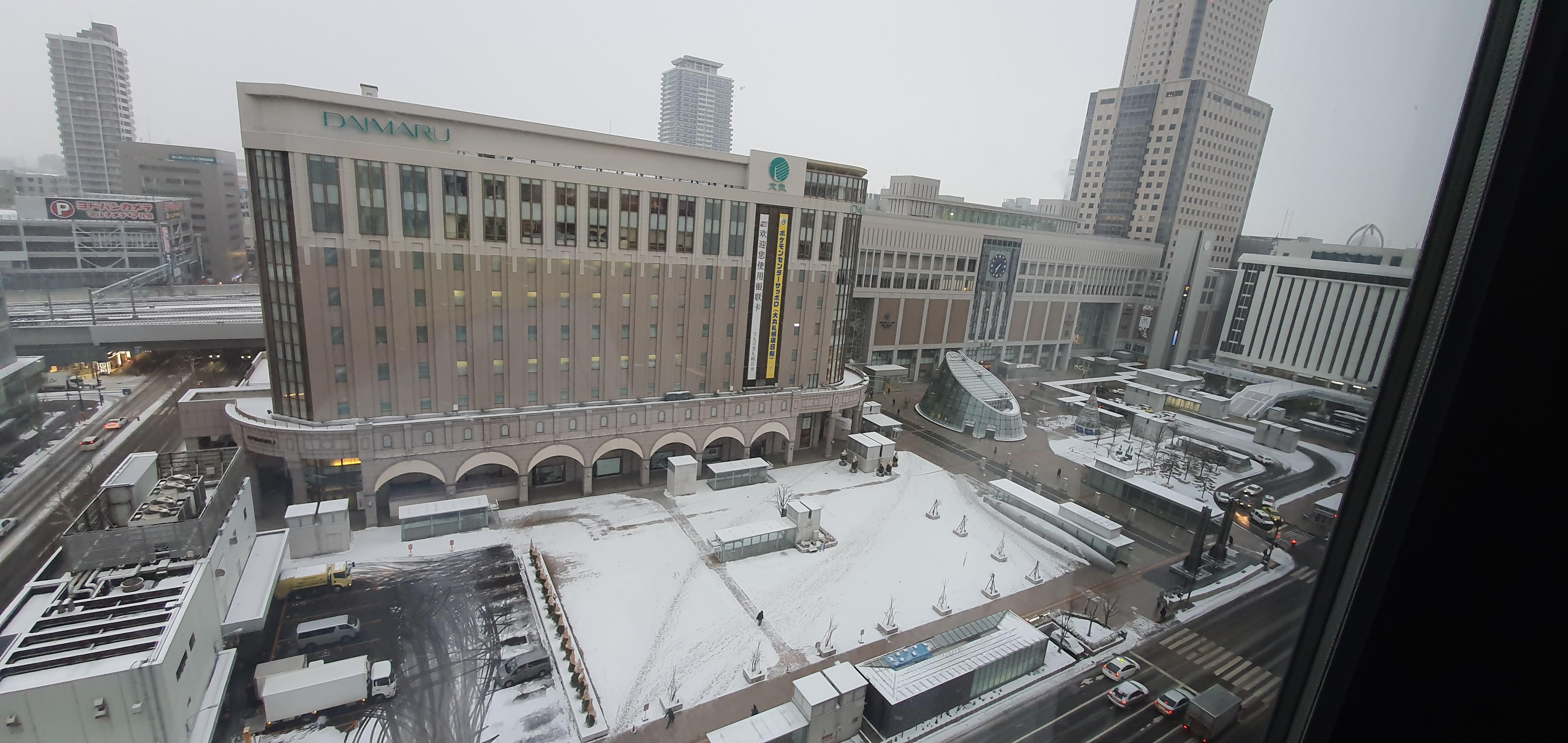 ปลายเตียงเป็นกระจกเต็มบาน มองเห็น Sapporo Station