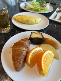 조식 : 과일, 빵