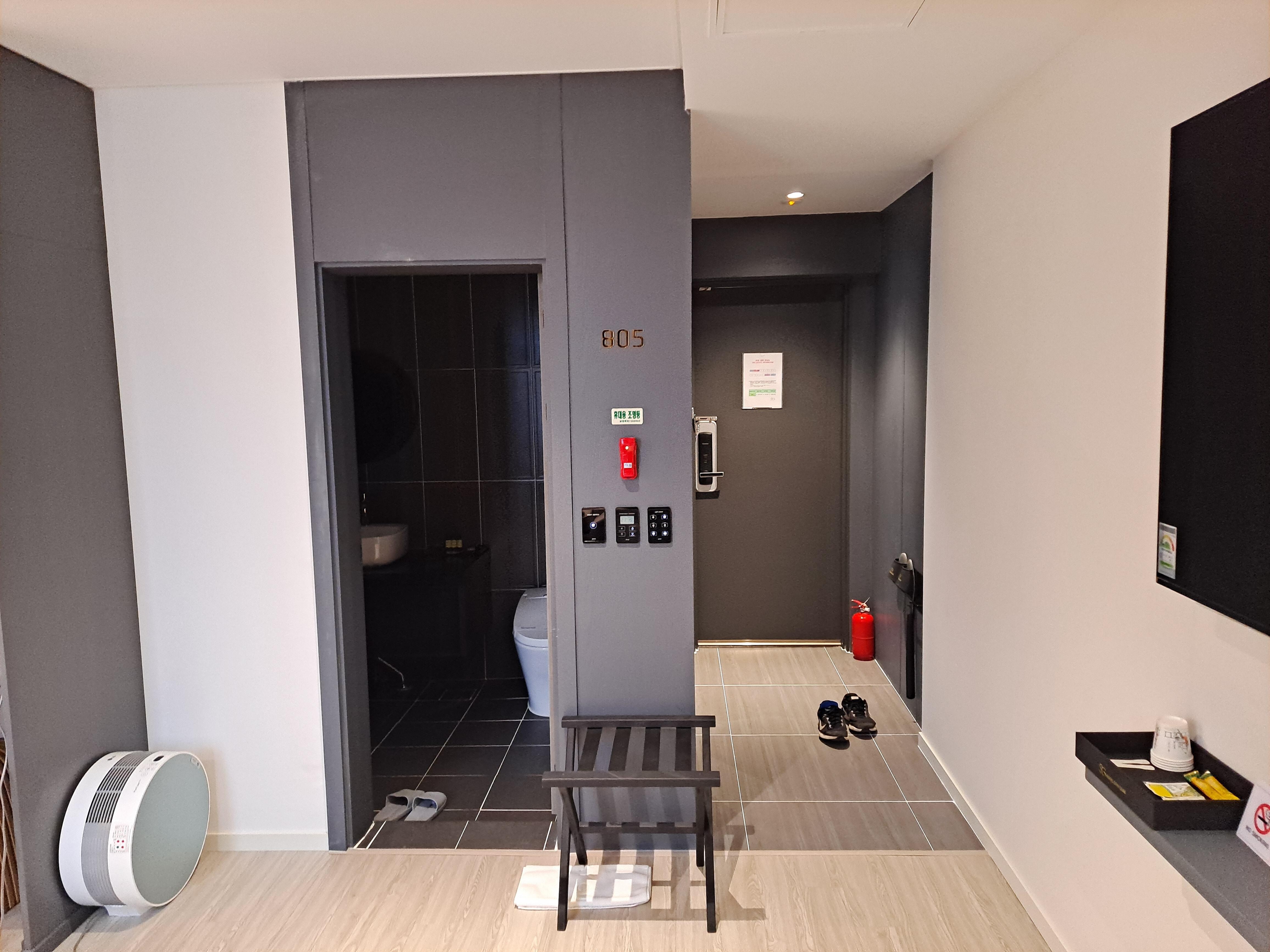 현관에 보조 잠금장치가 있어서 좋았습니다. 전자식 도어락만 있고 보조 잠금장치가 없는 곳도 많은데 이곳은 보조 잠금장치도 구비되어 있습니다.