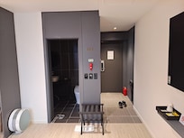 현관에 보조 잠금장치가 있어서 좋았습니다. 전자식 도어락만 있고 보조 잠금장치가 없는 곳도 많은데 이곳은 보조 잠금장치도 구비되어 있습니다.