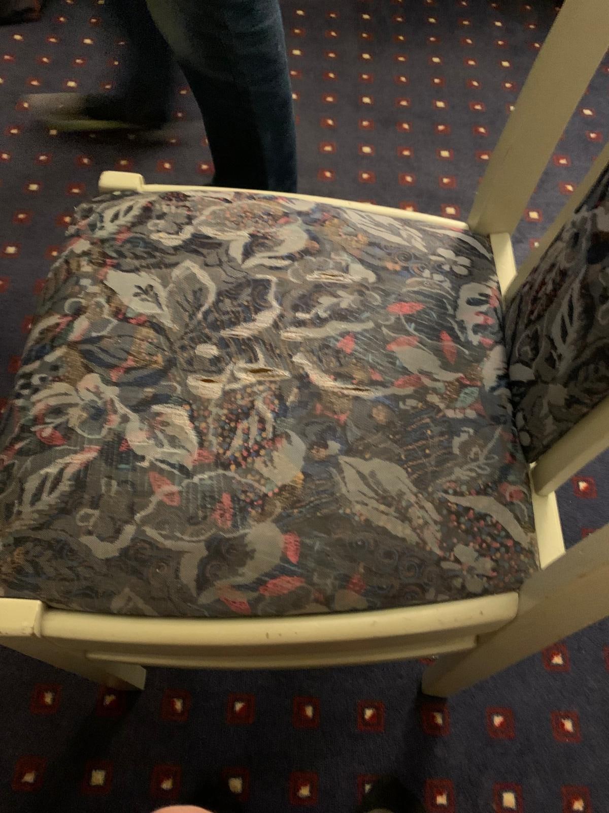 Gerissener Stuhlbezug